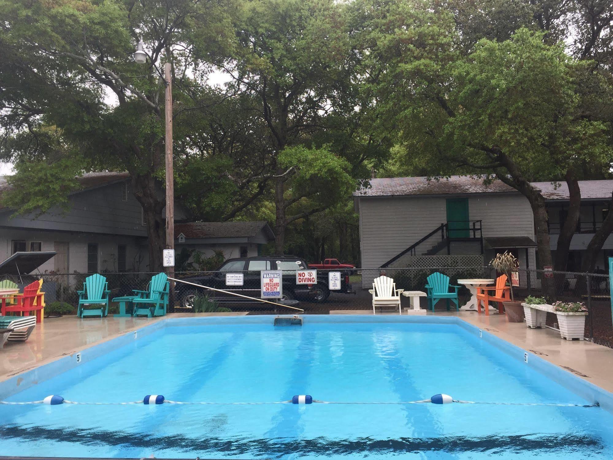 Captain'S Cove Motel Oak Island Exterior foto